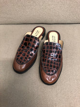 Load image into Gallery viewer, Chestnut Brown Size 10 Sample