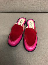 Load image into Gallery viewer, Fuchsia Pink Mules Size 5

